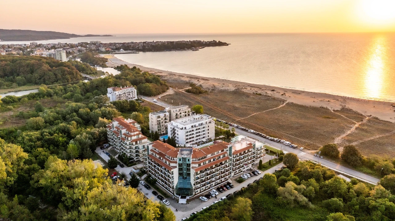 Кой е хотелът, който е разположен между гора, река, на брега на морето и в Климатичен курорт?
