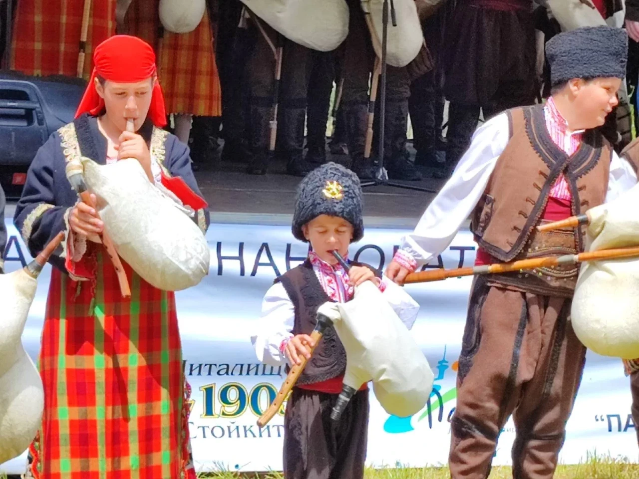 dva-dni-stoticzi-slushaha-gajdi-v-stojkite-01