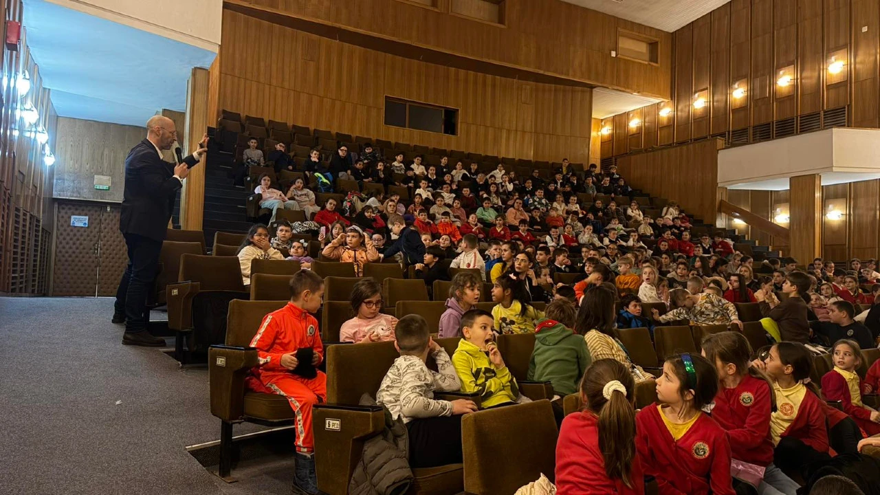 Ученици и педагози от община Банско се обучават по киберсигурност и киберпревенция от международен екперт