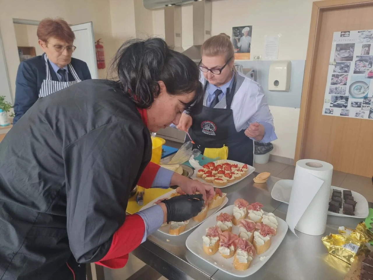 Учители по туризъм от четири града обмениха опит и добри практики в ПГТ „Алеко Константинов“ – Ямбол