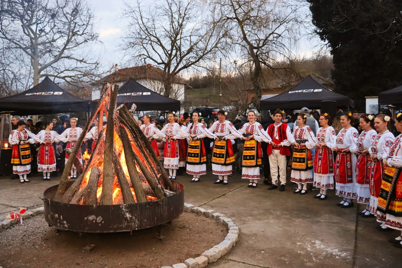 В Козлодуй пресъздадоха обичая Сирни заговезни и припомниха за силата на прошката и символиката на огъня