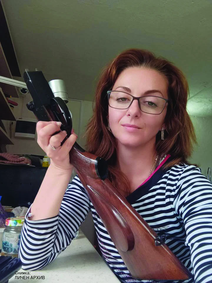 Зорница Георгиева от село Паскалево, община Добрич е единствената жена оръжеен майстор в България