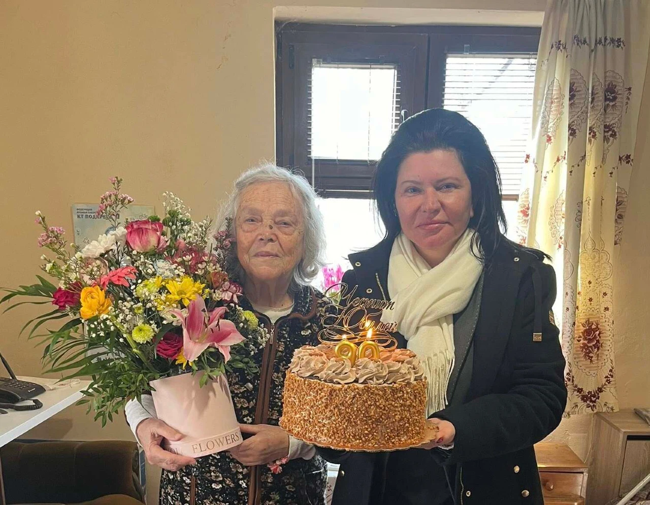 90 години достоен живот!  Кметът на община Козлодуй Маринела Николова поздрави своята учителка по физика Павлина Янева