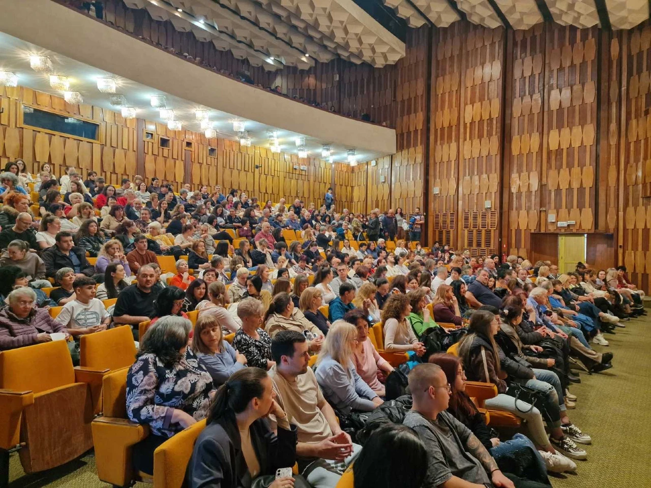 Община Козлодуй подари билети за театър на медицински работници и актьори самодейци