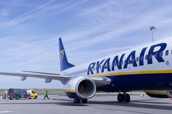 Ryanair oбмиcля дa oтмeни дo 10% oт пoлeтитe cи през лятoтo в cлyчaй, чe вoйнaтa пpoдължи