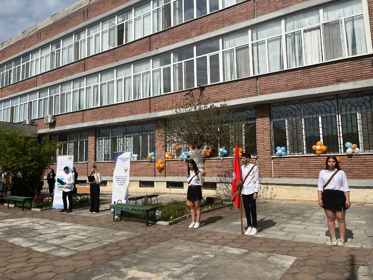 Професионалната гимназия по ядрена енергетика „Игор Курчатов”, гр. Козлодуй, празнува 52 години от своето създаване