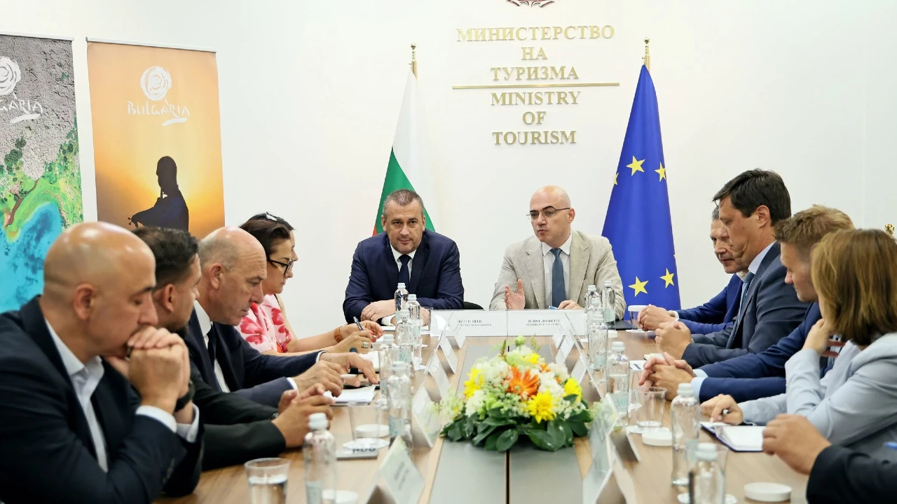 Министерствата на туризма и транспорта обединяват сили за по-добра въздушна и сухопътна свързаност