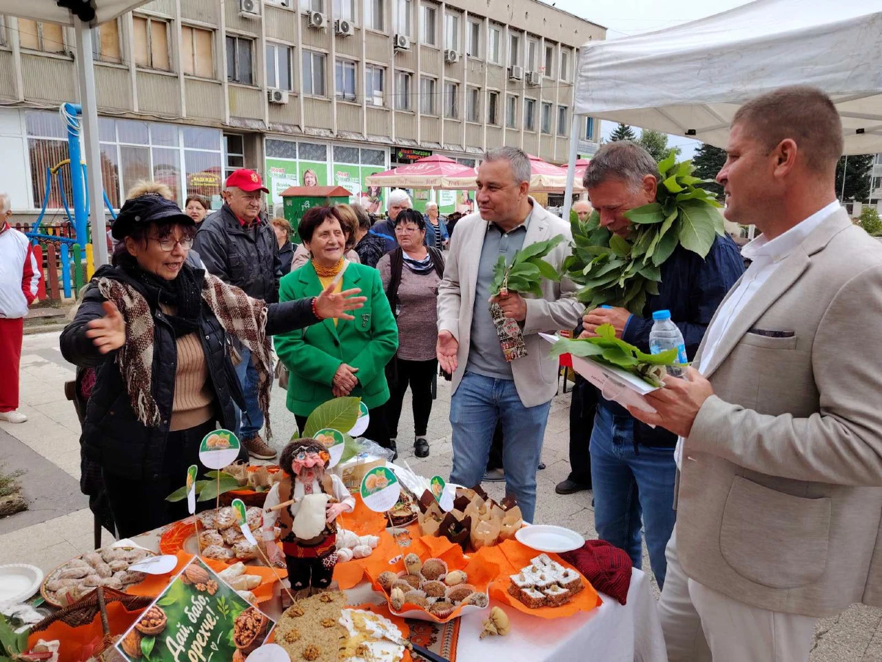 Магията на ореха и фолклора събра стотици в Долна Оряховица